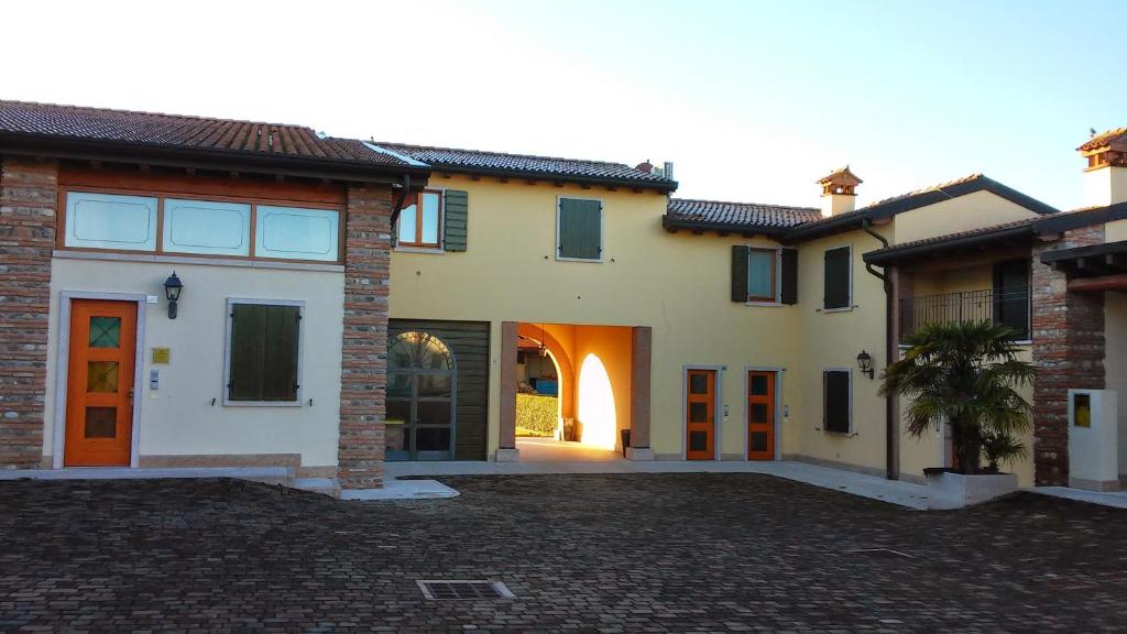 Hlavní budova relais s dlážděným dvorem